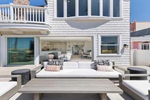 Oceanfront Escape with Breathtaking Views Guest house, Newport Beach