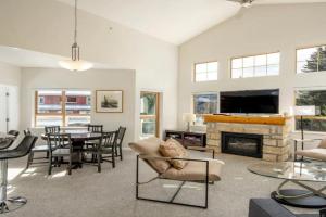 2BR plus Loft and Sofabed in Tyndall Stone Lodge, Epic Village Location, Mountain Views, Pool and Hot Tub, Whistler