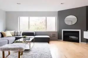 Stylish Urban Loft wFloating Stairs&Fireplace Guest house, Seattle