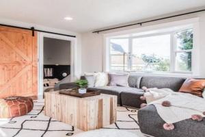 Stylish Modern Farmhouse wYard 10 mins from DT, Seattle