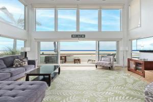 Spacious Oceanfront Home Near Newport Pier Guest house, Newport Beach