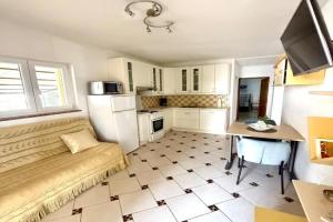 Cozy Seaside Apartment, -2, Porec