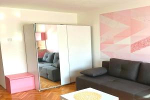 Charming Downtown Room, Nis