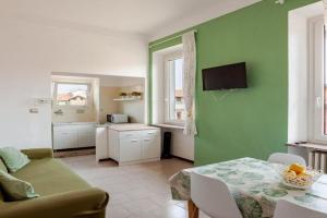 Green House 5 minutes from Lake, Arona