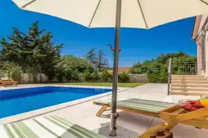 Villa Vita, Pinezici