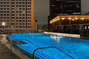 Stylish 3BR High-Rise with Pool, Hot Tub & Rooftop Views Apartments, Los Angeles