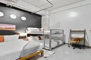Stunning Downtown Apartment with Pool, Laundry, Parking, Dallas