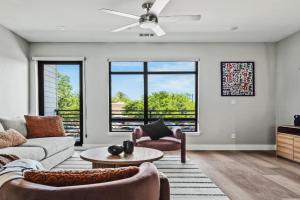 Flawless New Modern Magnolia Townhome Guest house, Fort Worth