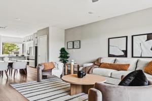 Stunning New Modern Magnolia Townhome Guest house, Fort Worth