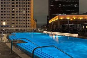 Snazzy 3 Bedroom High Rise with Pool, Hot Tub and Rooftop Deck, Los Angeles