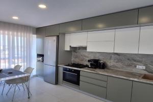 Bright Gray Novi zatishni apartamenti bilya tsentru, Ternopil