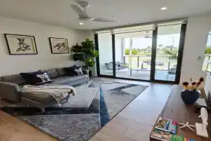 Luxury 3BR, 2BA Unit with Pool & BBQ in Gold Coast Apartments, Brisbane