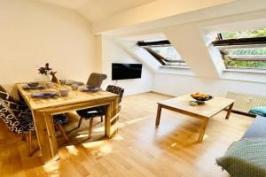 Fantastische Dachgeschosswohnung in Connewitz nahe Karli - Platz für bis zu 5 Personen - tolle Lage und öffentliche Verkehrsmittel Apartments, Leipzig