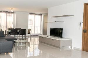 Spacious & Bright Apartment in Sliema Near Shops and Sea, St Julians