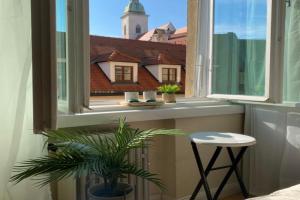 Audrey Hepburn apartment II Best Location Cathedral View Air-Conditioned, Bratislava