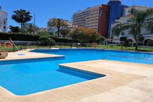 2 Bed with Pool Views Benalmadena Apartments, Torremolinos