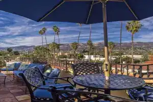 Luxurious Mykonos in with Outdoor Deck Short Bike Ride to Beach Guest house, Santa Barbara