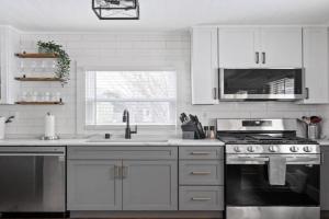 Whole House in Bay View + Fenced-in Yard + Parking, Milwaukee
