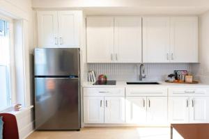 DelightfulDesign~WalkToEats&Drinks~PvtBalcony~Pets Guest house, Raleigh