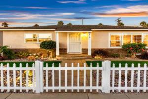 Walk to the Beach Private Backyard and Fire Pit Guest house, Carlsbad