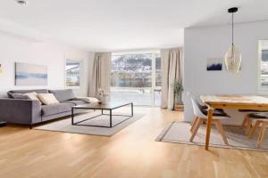 2 bedroom, lake view, light rail,, Bergen
