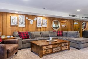 Ground Level, Sunshine Village #171- 2 bed/2 bath, Sleeps 6. Steps from Free Town Shuttle, Mammoth Lakes