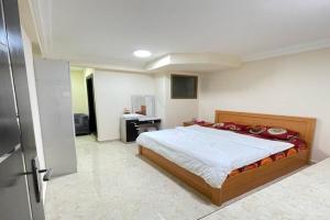 Spacious Fully Furnished Room, Sharjah City