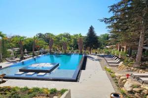 Luxury 2 Room Flat Free Parking, Pool and WiFi, Saints Constantine and Helena