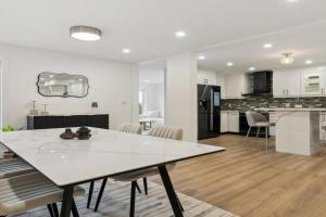 Urban Nest Home 4bed 4bath Parking Baby Crib Guest house, Mississauga