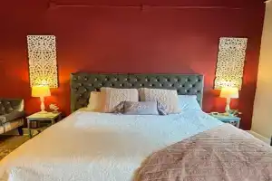 Eureka on Main Velvet Suite 102 Apartments, Eureka Springs