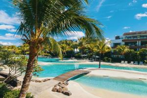 Luxury Apt - Stunning Pool View - Beaches 2 min Apartments, Trou aux Biches