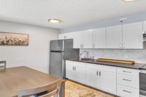 Spacious Waikiki Condo 1 Block from Beach with Full Kitchen and Free Parking (21208) Apartments, Honolulu