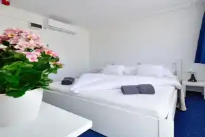 Zama Hotel, Zamardi