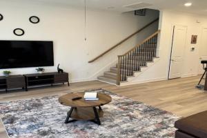 Modern 2 Bedroom All-En-Suite Near Downtown with EV Socket, Houston