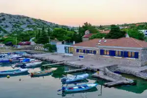 Beachfront Villa with Pool, Cesarica