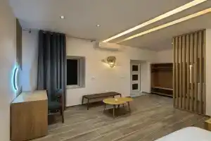 Sunset Boulevard Rooms, Ceparo