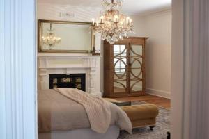King beds with fireplace and spa bath with Parking and Central location Guest house, Hobart