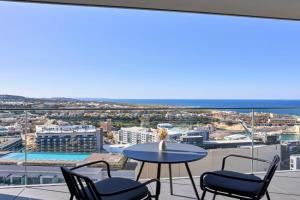 High-Rise Elegance 18th Floor Apartment with Stunning Sea Views, Pembroke