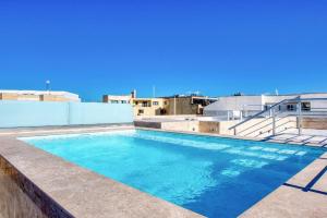 Rooftop Pool Sensations Apartments all with WIFI and AC by 360 Estates, Mellieha