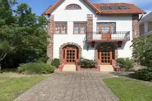 Villa Rosa, Balatonalmadi