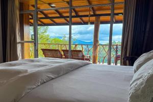 New Dream Inn, Ella