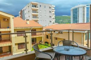 Seaside Nest -Cozy Retreat 3 min from Beach Apartments, Budva