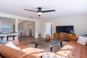 Clearwater Hideaway w Huge Lap POOL 7 min to BEACH Guest house, Clearwater Beach