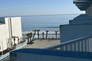 Beach Condo with Pool & Tiki Bar! Apart-hotel, Daytona Beach