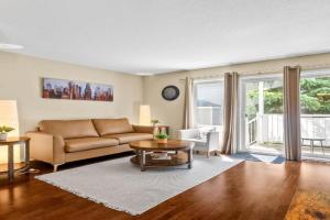 Cozy Modern Condo Near Downtown with Free Parking and Patio Apartments, Ottawa