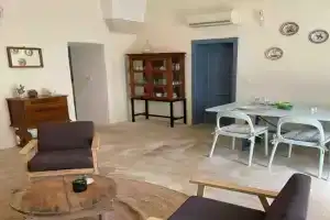 Casa Ottantadue, Spongano