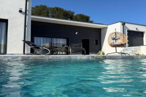 New villa 2025 Pyrenees View, Pool & Comfort, Carcassonne
