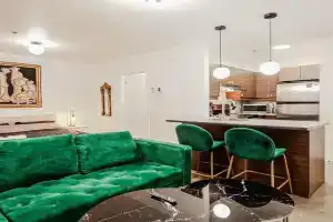 Escapade Chic au Vieux-Port Apartments, Montreal