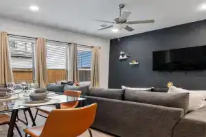 MDRN Antigua LXRY Home I Sleeps 10 I 8 min Frm NRG Guest house, Houston