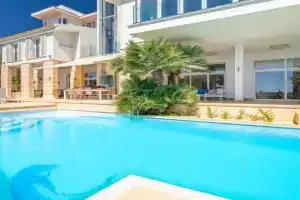 Mamatita Villa, Illetas